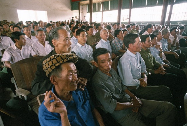 Các cựu chiến binh Điện Biên Phủ say mê nghe Đại tướng Võ Nguyên Giáp nói chuyện. Ảnh: Catherine Karnow.